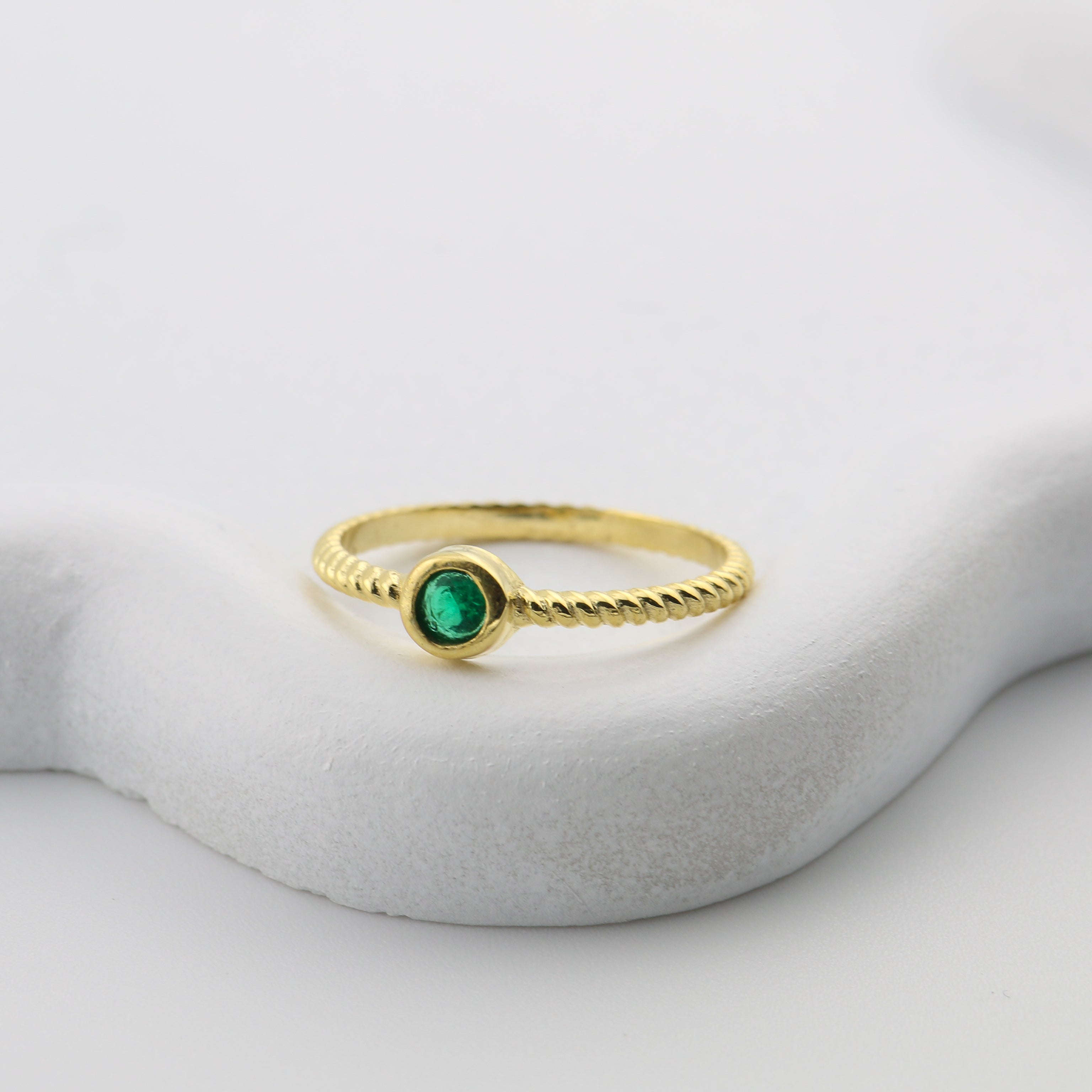 Verba Twisted Band Emerald Ring